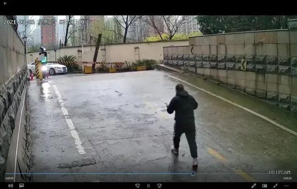 鼎宝融 武汉29岁女子遭丈夫碾轧拖拽8米死亡，庭审多次延期后将开庭，父亲：现场惨不忍睹，难认同“过失致人死亡”罪名